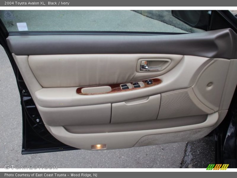 Black / Ivory 2004 Toyota Avalon XL
