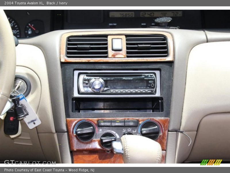 Black / Ivory 2004 Toyota Avalon XL