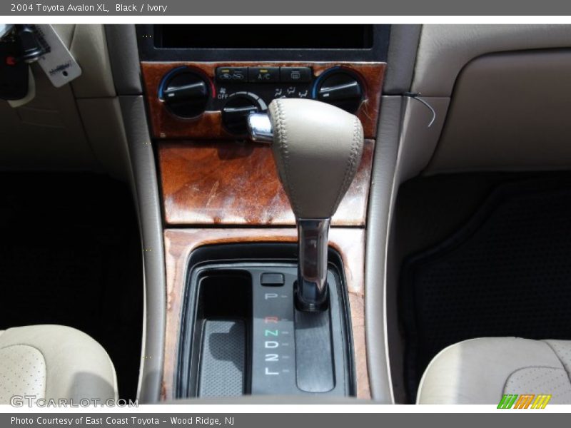 Black / Ivory 2004 Toyota Avalon XL