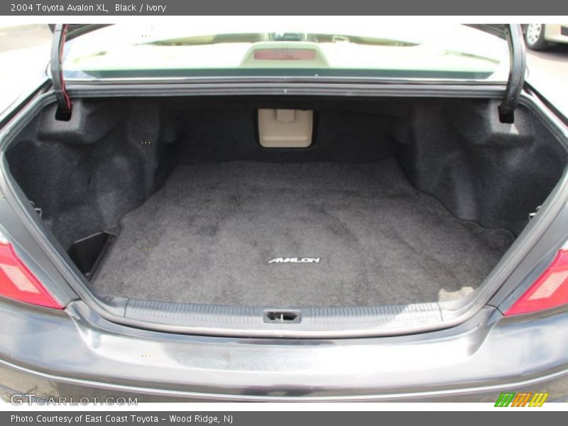 Black / Ivory 2004 Toyota Avalon XL