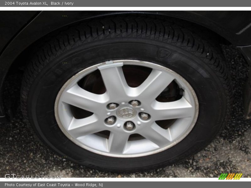 Black / Ivory 2004 Toyota Avalon XL