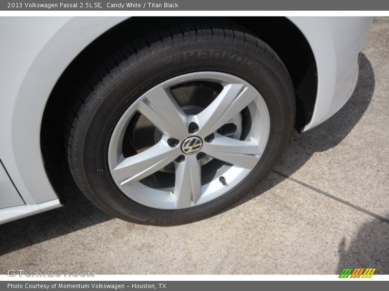 Candy White / Titan Black 2013 Volkswagen Passat 2.5L SE