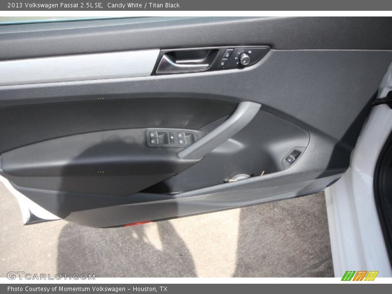 Candy White / Titan Black 2013 Volkswagen Passat 2.5L SE