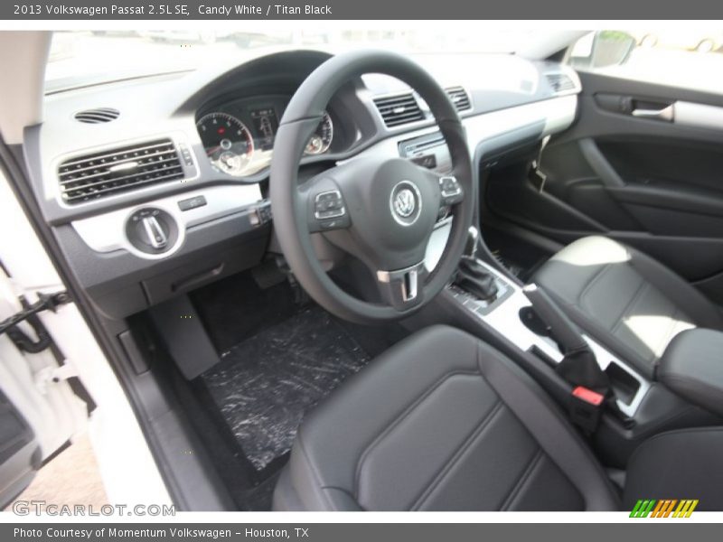 Candy White / Titan Black 2013 Volkswagen Passat 2.5L SE