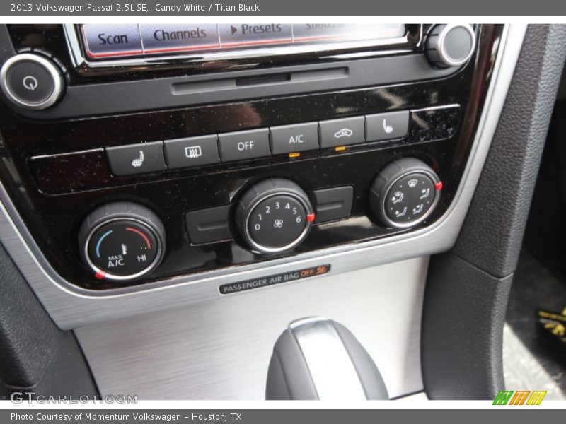 Candy White / Titan Black 2013 Volkswagen Passat 2.5L SE