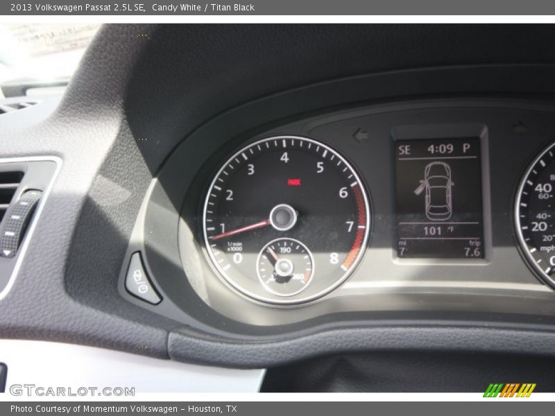 Candy White / Titan Black 2013 Volkswagen Passat 2.5L SE