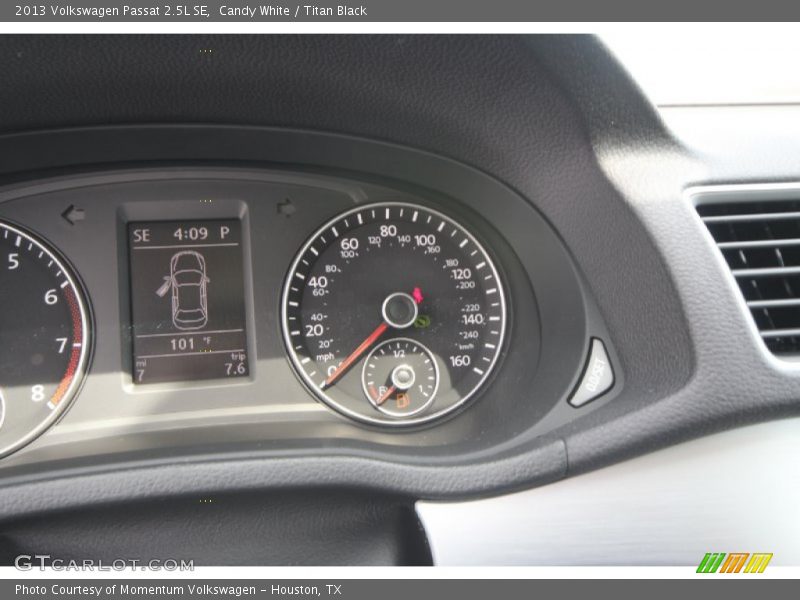 Candy White / Titan Black 2013 Volkswagen Passat 2.5L SE