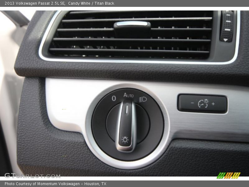 Candy White / Titan Black 2013 Volkswagen Passat 2.5L SE