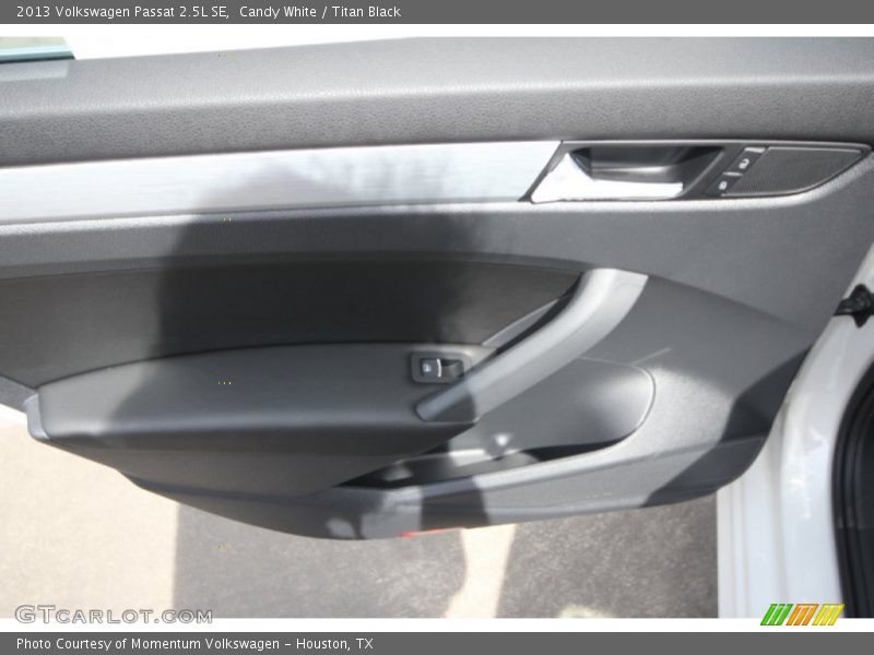 Candy White / Titan Black 2013 Volkswagen Passat 2.5L SE