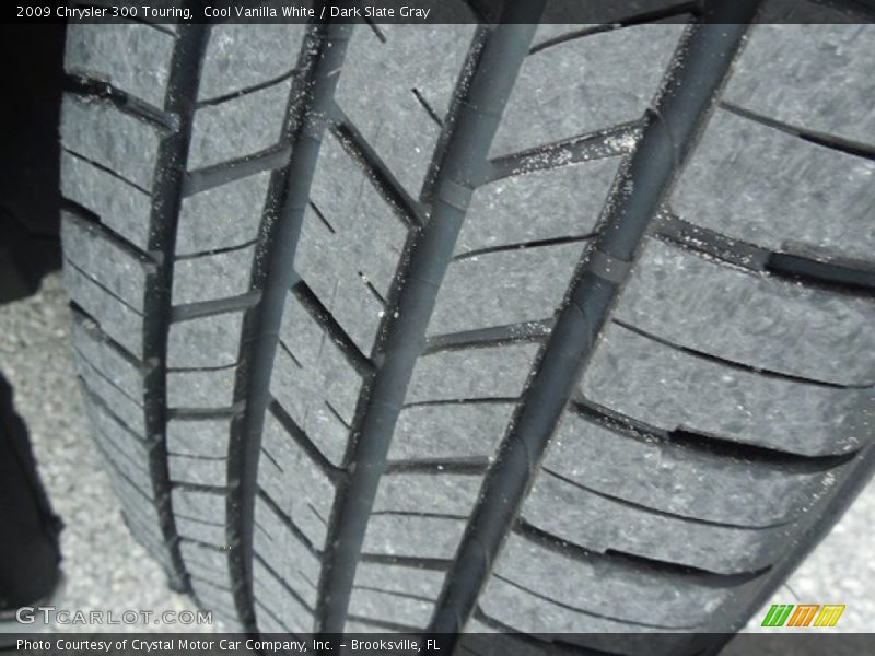 Cool Vanilla White / Dark Slate Gray 2009 Chrysler 300 Touring