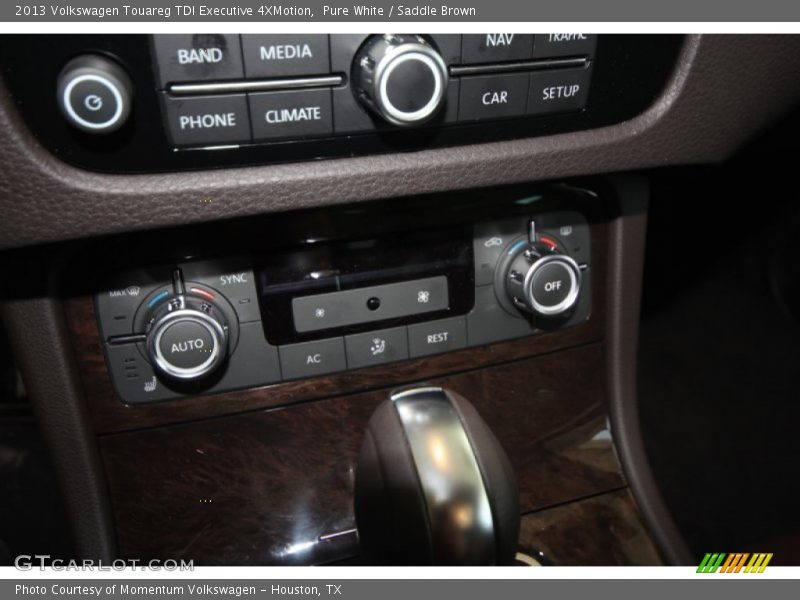 Pure White / Saddle Brown 2013 Volkswagen Touareg TDI Executive 4XMotion