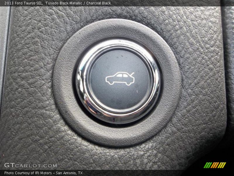 Tuxedo Black Metallic / Charcoal Black 2013 Ford Taurus SEL