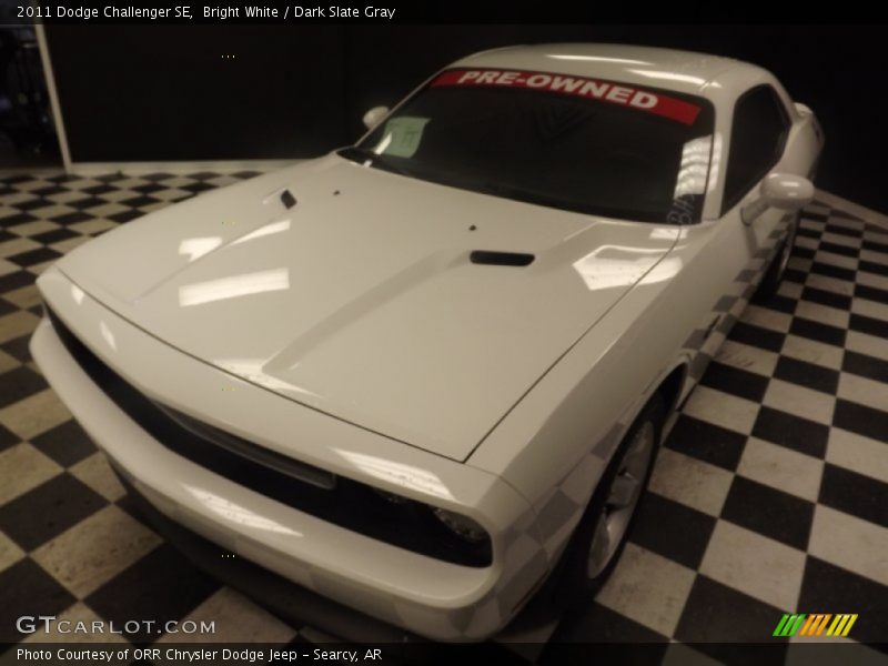 Bright White / Dark Slate Gray 2011 Dodge Challenger SE