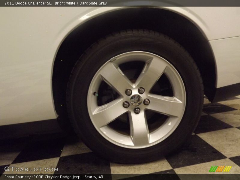 Bright White / Dark Slate Gray 2011 Dodge Challenger SE