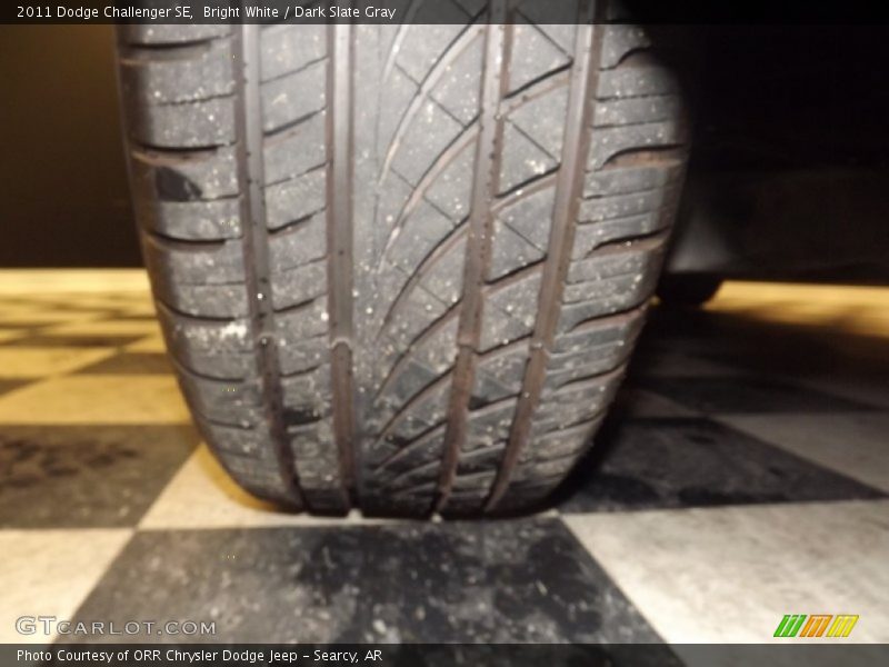 Bright White / Dark Slate Gray 2011 Dodge Challenger SE