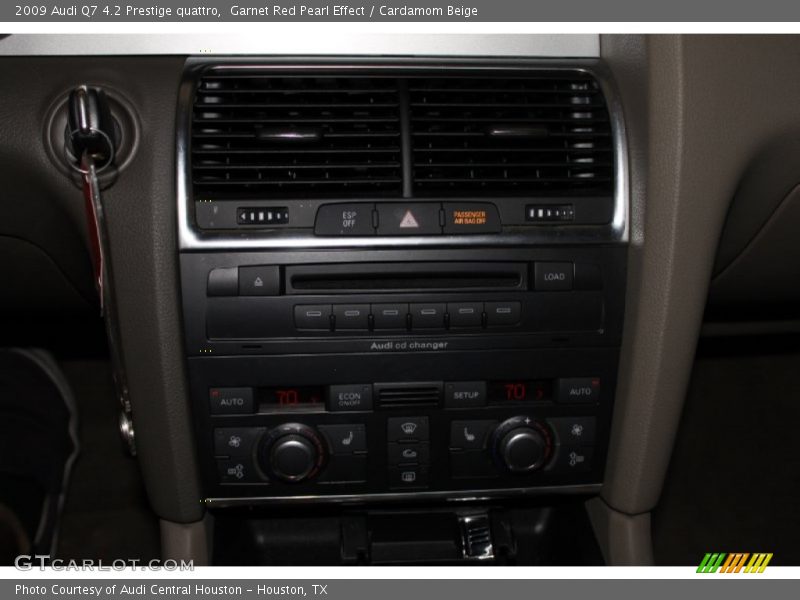 Garnet Red Pearl Effect / Cardamom Beige 2009 Audi Q7 4.2 Prestige quattro