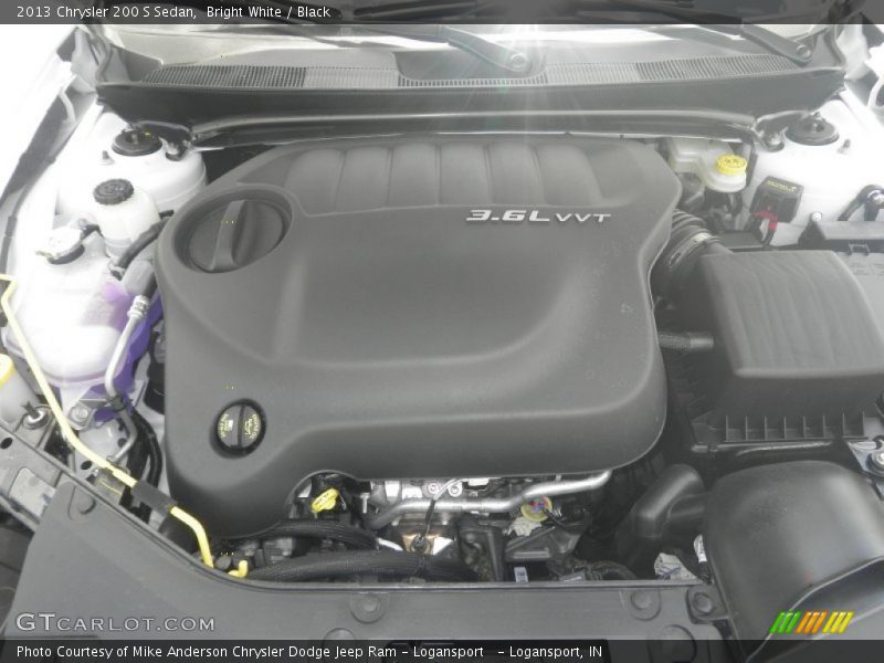 Bright White / Black 2013 Chrysler 200 S Sedan