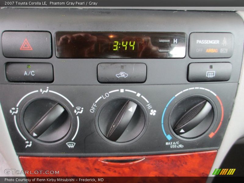 Controls of 2007 Corolla LE