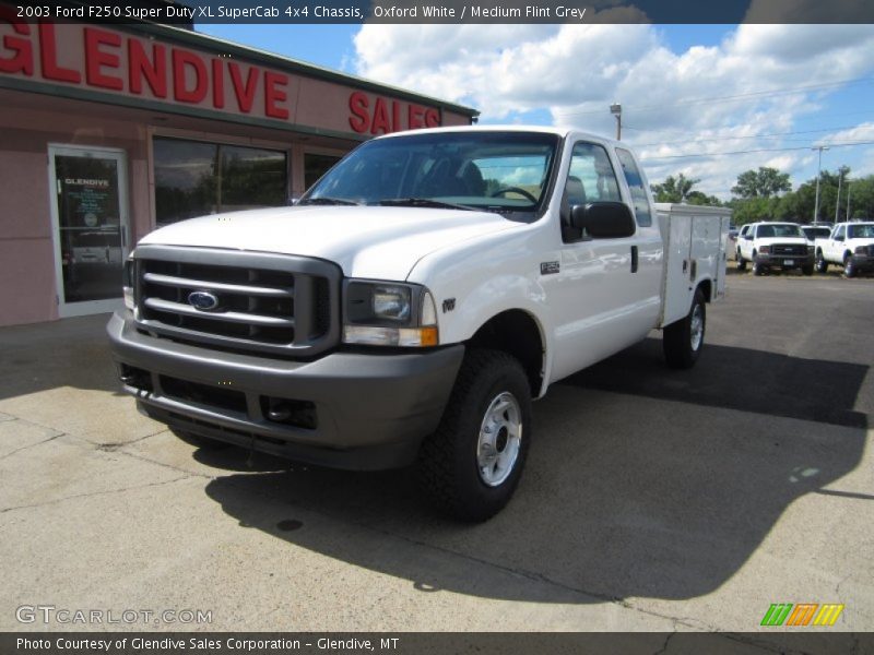 Oxford White / Medium Flint Grey 2003 Ford F250 Super Duty XL SuperCab 4x4 Chassis