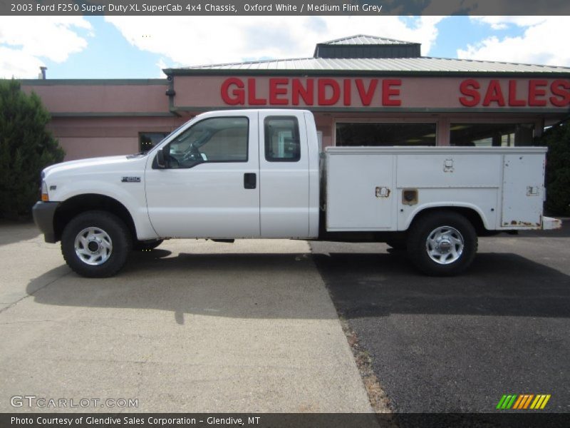 Oxford White / Medium Flint Grey 2003 Ford F250 Super Duty XL SuperCab 4x4 Chassis