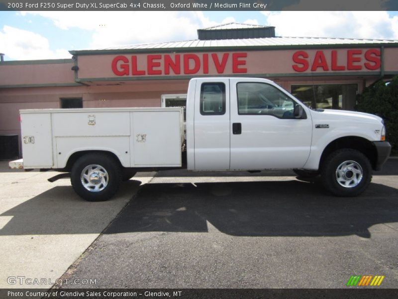Oxford White / Medium Flint Grey 2003 Ford F250 Super Duty XL SuperCab 4x4 Chassis
