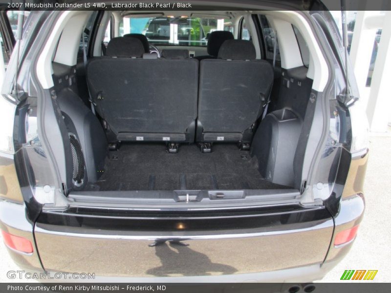  2007 Outlander LS 4WD Trunk