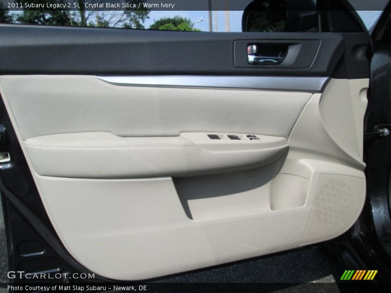 Crystal Black Silica / Warm Ivory 2011 Subaru Legacy 2.5i
