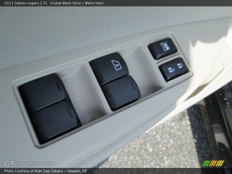 Crystal Black Silica / Warm Ivory 2011 Subaru Legacy 2.5i