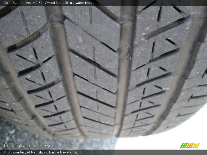 Crystal Black Silica / Warm Ivory 2011 Subaru Legacy 2.5i