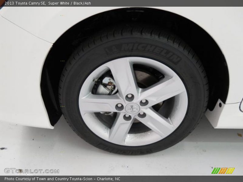 Super White / Black/Ash 2013 Toyota Camry SE