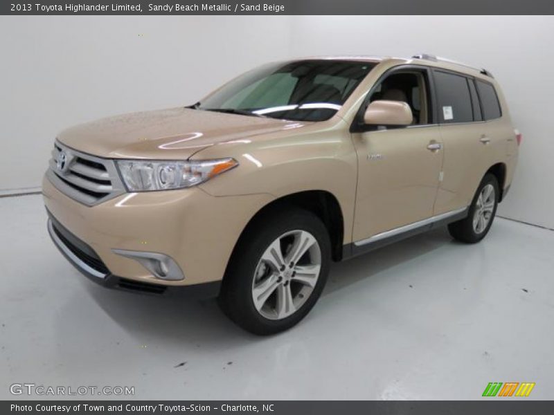 Front 3/4 View of 2013 Highlander Limited