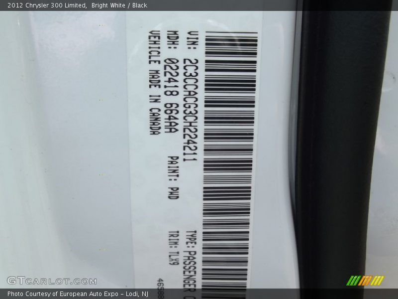 Bright White / Black 2012 Chrysler 300 Limited