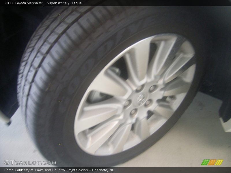 Super White / Bisque 2013 Toyota Sienna V6