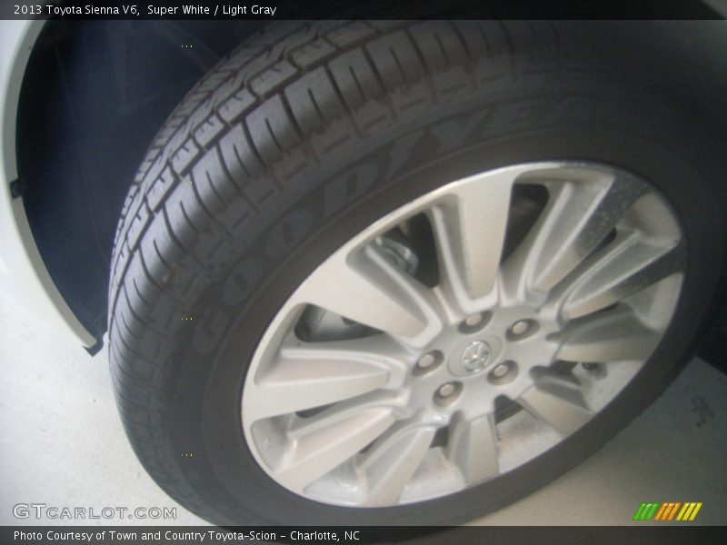 Super White / Light Gray 2013 Toyota Sienna V6