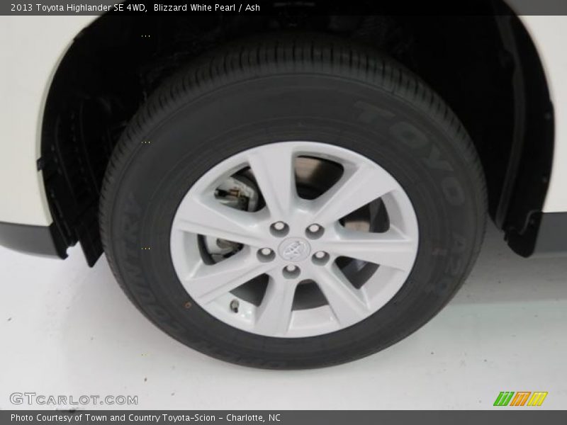 Blizzard White Pearl / Ash 2013 Toyota Highlander SE 4WD