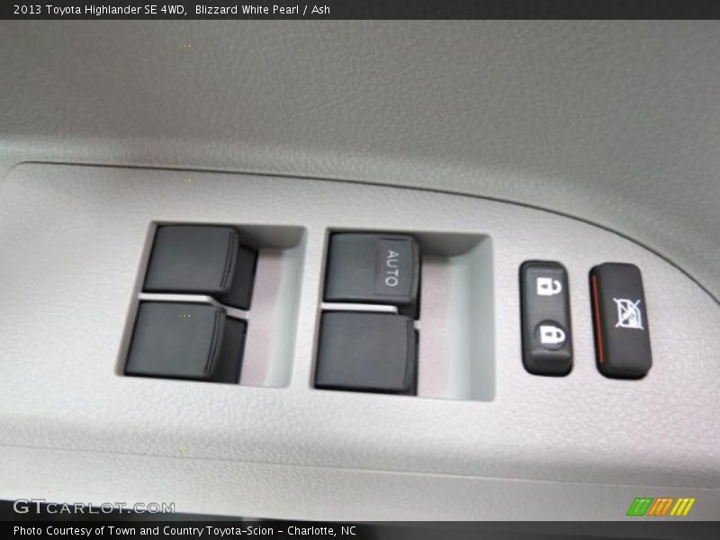 Blizzard White Pearl / Ash 2013 Toyota Highlander SE 4WD