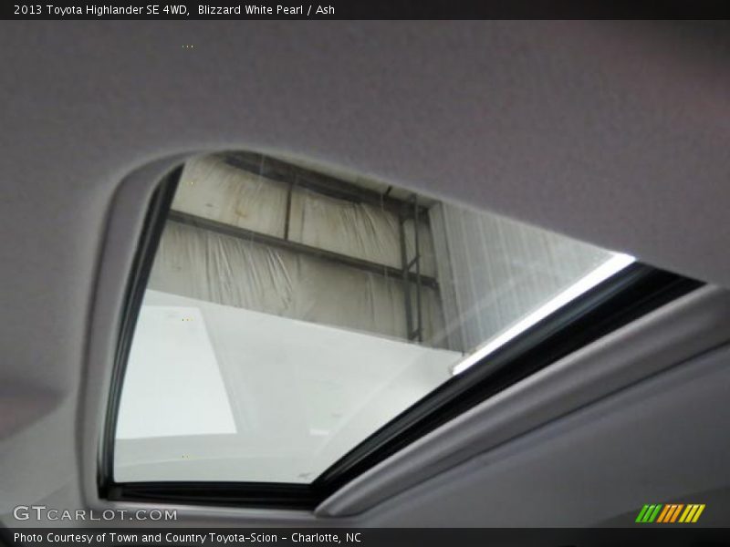 Blizzard White Pearl / Ash 2013 Toyota Highlander SE 4WD