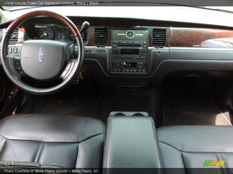 Dashboard of 2008 Town Car Signature Limited