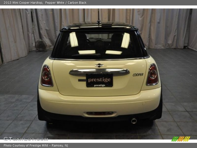 Pepper White / Carbon Black 2013 Mini Cooper Hardtop