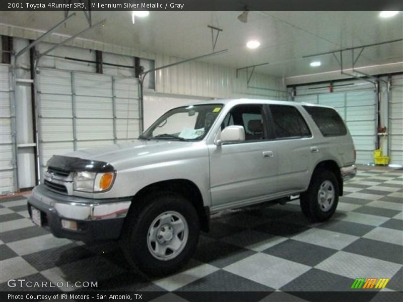 Front 3/4 View of 2001 4Runner SR5