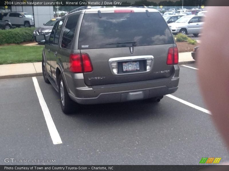 Mineral Grey Metallic / Dove Grey 2004 Lincoln Navigator Luxury 4x4