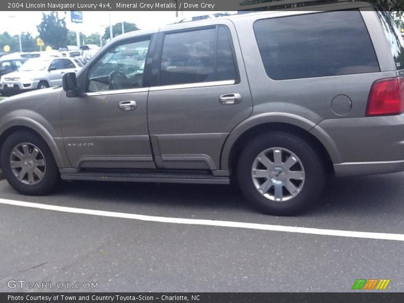 Mineral Grey Metallic / Dove Grey 2004 Lincoln Navigator Luxury 4x4