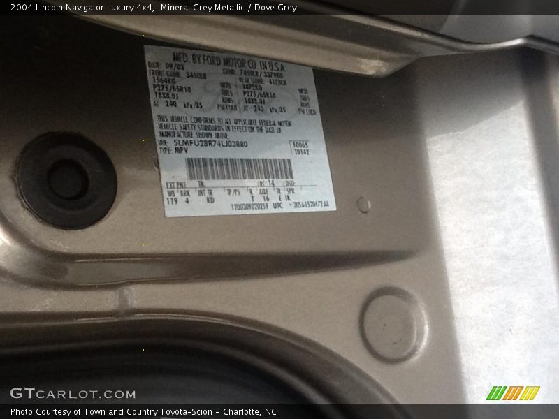 Mineral Grey Metallic / Dove Grey 2004 Lincoln Navigator Luxury 4x4