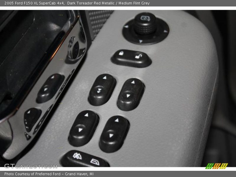 Dark Toreador Red Metallic / Medium Flint Grey 2005 Ford F150 XL SuperCab 4x4