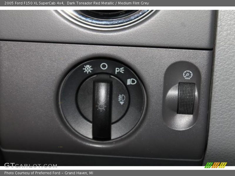 Dark Toreador Red Metallic / Medium Flint Grey 2005 Ford F150 XL SuperCab 4x4