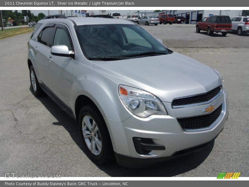 Front 3/4 View of 2011 Equinox LT