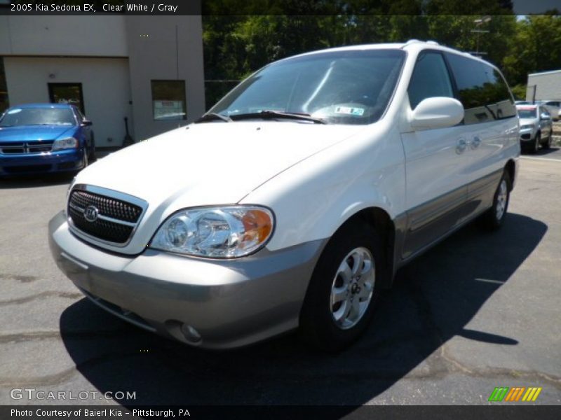 Front 3/4 View of 2005 Sedona EX