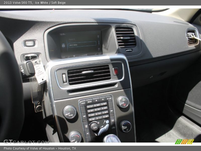 Ice White / Soft Beige 2013 Volvo S60 T5