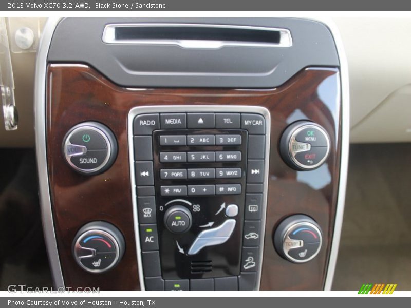 Controls of 2013 XC70 3.2 AWD