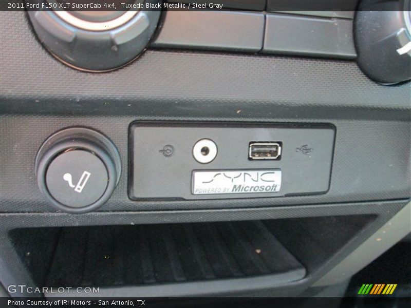 Tuxedo Black Metallic / Steel Gray 2011 Ford F150 XLT SuperCab 4x4